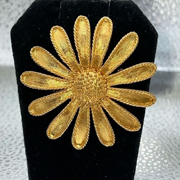 Vintage Large Daisy Pin Brooch Button Center Brush Gold Tone Chunky Estate Y2K - Picture 1 of 6